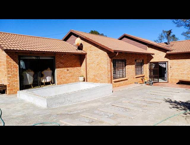 4 BEDROOM HOUSE FOR SALE IN COUNTRY VIEW